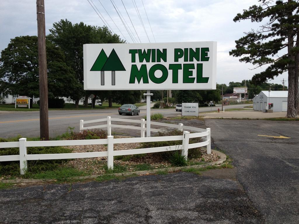 Twin Pine Motel Tipton Exterior photo